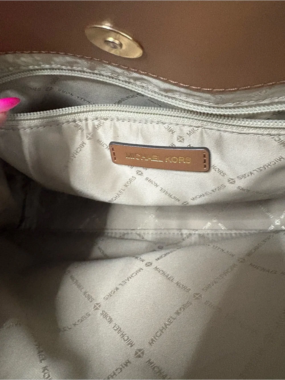 Michael Kors Cream/White Logo Tote with Gold Chain Straps and Matching Wallet - Picture 4 of 4